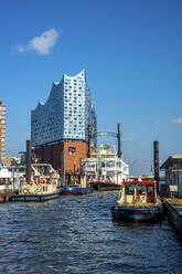 Deutschland, Hamburg, Dampfer und Fähren vor der Elbphilharmonie - PUF01777