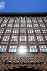 Deutschland, Hamburg, Tiefblick auf Fenster des Chilehauses - PUF01779