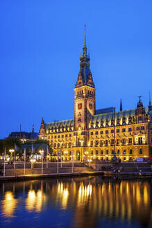 Deutschland, Hamburg, Beleuchtetes Hamburger Rathaus in der Abenddämmerung - PUF01780