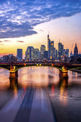 Deutschland, Hessen, Frankfurt, Skyline der Stadt über dem Main in der Abenddämmerung - PUF01784