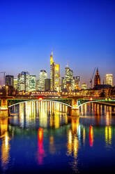 Deutschland, Hessen, Frankfurt, Skyline der Stadt über dem Main in der Abenddämmerung - PUF01785