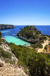 Spanien, Mallorca, Sant Antoni de Portmany, Calo des Moro, Blick auf Bucht und Meer - PUF01790