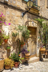 Spain, Mallorca, Valldemossa, Old building with potted plants - PUF01791