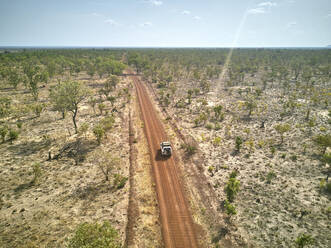 Benin, Luftaufnahme eines 4x4-Fahrzeugs auf einer unbefestigten Straße im Pendjari-Nationalpark - VEGF01235