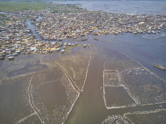 Benin, Ganvie, Luftaufnahme des Fischerdorfs am Nokoue-See - VEGF01257