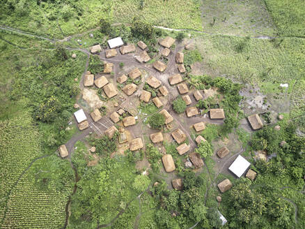 Benin, Luftaufnahme eines kleinen traditionellen Dorfes des Holi-Stammes - VEGF01260