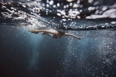 Mann beim Schnorcheln unter Wasser, Gili Meno, Gili-Inseln, Bali, Indonesien - KNTF03916