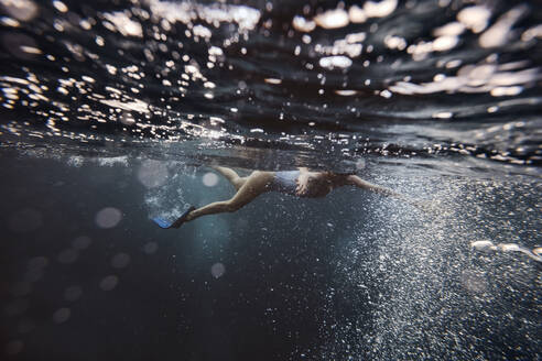 Frau unter Wasser, Gili Meno, Gili-Inseln, Bali, Indonesien - KNTF03917