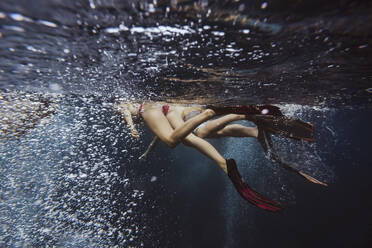 Frau unter Wasser, Gili Meno, Gili-Inseln, Bali, Indonesien - KNTF03918