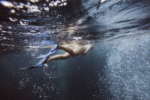 Frau unter Wasser, Gili Meno, Gili-Inseln, Bali, Indonesien - KNTF03919