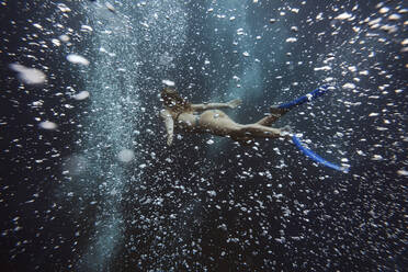 Frau unter Wasser, Gili Meno, Gili-Inseln, Bali, Indonesien - KNTF03920
