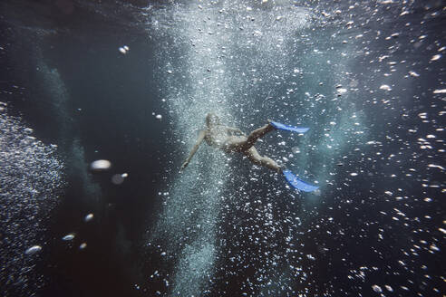 Frau unter Wasser, Gili Meno, Gili-Inseln, Bali, Indonesien - KNTF03921