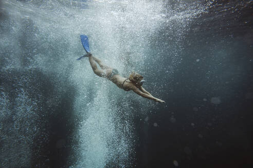 Frau unter Wasser, Gili Meno, Gili-Inseln, Bali, Indonesien - KNTF03922