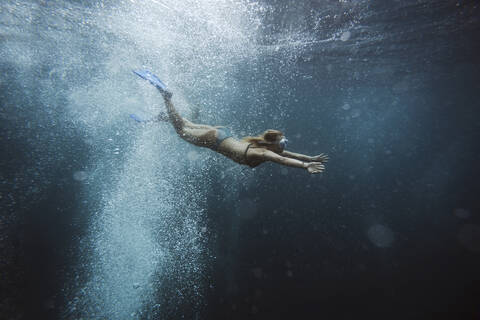 Frau unter Wasser, Gili Meno, Gili-Inseln, Bali, Indonesien, lizenzfreies Stockfoto