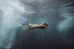 Frau unter Wasser, Gili Meno, Gili-Inseln, Bali, Indonesien - KNTF03924