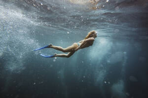 Frau unter Wasser, Gili Meno, Gili-Inseln, Bali, Indonesien - KNTF03925