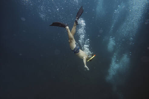 Mann beim Schnorcheln unter Wasser, Gili Meno, Gili-Inseln, Bali, Indonesien - KNTF03926