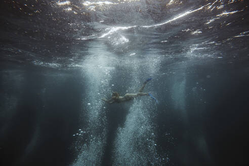 Frau unter Wasser, Gili Meno, Gili-Inseln, Bali, Indonesien - KNTF03927