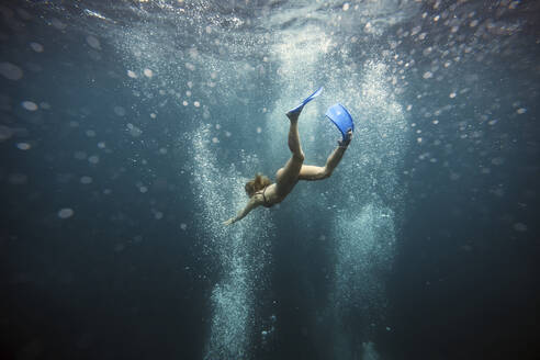 Frau unter Wasser, Gili Meno, Gili-Inseln, Bali, Indonesien - KNTF03929