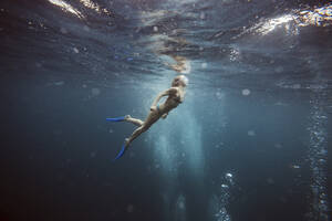 Frau unter Wasser, Gili Meno, Gili-Inseln, Bali, Indonesien - KNTF03930