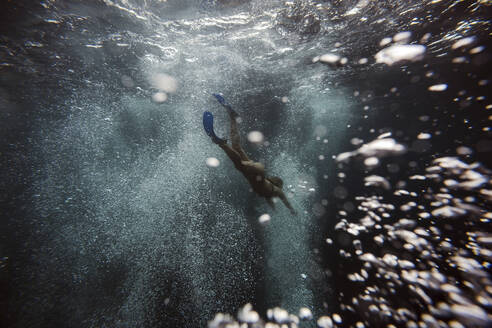Frau unter Wasser, Gili Meno, Gili-Inseln, Bali, Indonesien - KNTF03932