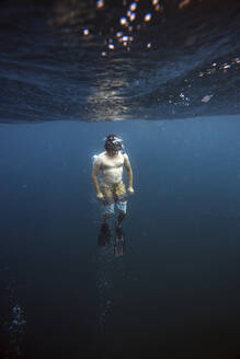 Mann beim Schnorcheln unter Wasser, Gili Meno, Gili-Inseln, Bali, Indonesien - KNTF03933