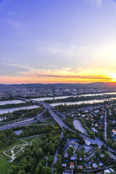 Österreich, Wien, Stadtbild vom Donauturm aus gesehen bei Sonnenuntergang - PUF01795