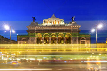 Austria, Vienna, Exterior of Vienna State Opera illuminated at night - PUF01799