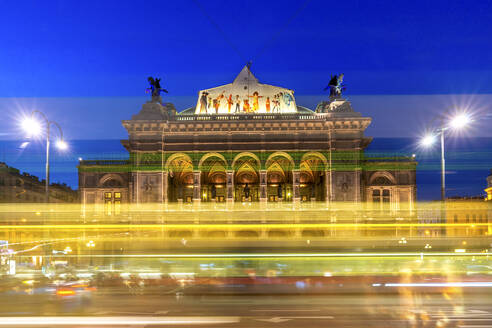 Österreich, Wien, Außenansicht der Wiener Staatsoper bei Nacht beleuchtet - PUF01799