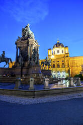 Österreich, Wien, Kaiserin Maria Theresia Denkmal und Naturhistorisches Museum am Maria-Theresien-Platz bei Nacht - PUF01800