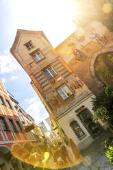 Österreich, Steyr, Alte Gebäude im Sonnenlicht - PUF01803