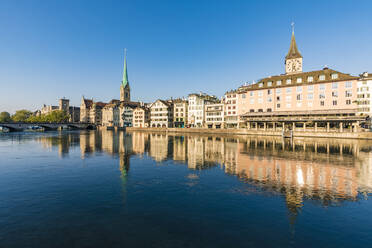 Schweiz, Kanton Zürich, Zürich, Altstadthäuser spiegeln sich in der Limmat - WDF05624