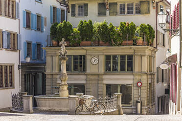 Schweiz, Kanton Zürich, Zürich, Fahrrad vor Napfplatz-Brunnen abgestellt - WDF05635