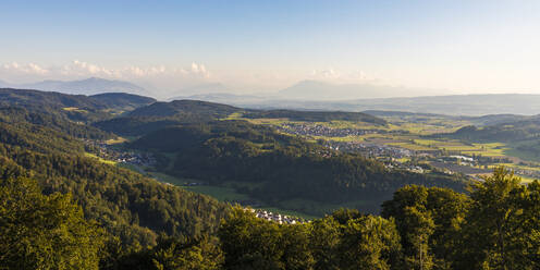 Schweiz, Kanton Zürich, Stallikon, Panorama der Orte im bewaldeten Tal des Bezirks Affoltern vom Gipfel des Uetlibergs aus gesehen - WDF05636