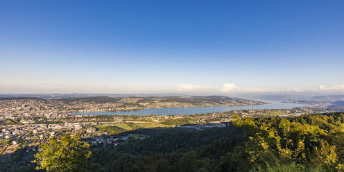 Schweiz, Kanton Zürich, Zürich, Klarer Himmel über der Stadt am Rande des Zürichsees vom Uetliberg aus gesehen - WDF05638