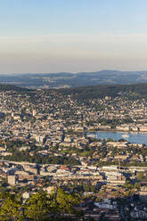 Schweiz, Kanton Zürich, Zürich, Stadt am Rande des Zürichsees vom Uetliberg aus gesehen - WDF05639