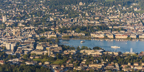 Schweiz, Kanton Zürich, Zürich, Stadt am Rande des Zürichsees vom Uetliberg aus gesehen - WDF05641