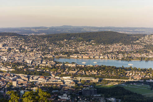 Schweiz, Kanton Zürich, Zürich, Stadt am Rande des Zürichsees vom Uetliberg aus gesehen - WDF05642