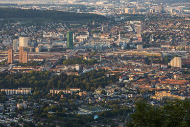 Schweiz, Kanton Zürich, Zürich, Industriegebiet vom Uetliberg aus gesehen - WDF05644