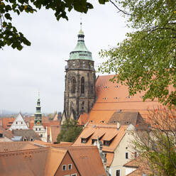 Deutschland, Sachsen, Pirna, Turm der Marienkirche umgeben von Ziegeldächern - WIF04156