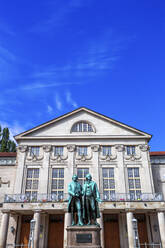 Deutschland, Thüringen, Weimar, Schiller- und Goethe-Denkmal vor dem Theater - PUF01805