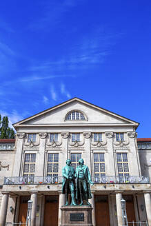 Deutschland, Thüringen, Weimar, Schiller- und Goethe-Denkmal vor dem Theater - PUF01805