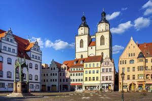 Deutschland, Sachsen-Anhalt, Wittenberg, Altstädter Ring mit Stadtkirche Wittenberg - PUF01806