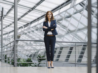 Porträt einer selbstbewussten Geschäftsfrau in einem modernen Bürogebäude - JOSF04143