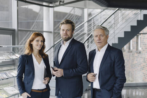 Porträt von selbstbewussten Geschäftsleuten in einem modernen Bürogebäude, lizenzfreies Stockfoto