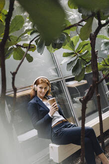 Geschäftsfrau macht eine Pause in einem modernen Bürogebäude - JOSF04183