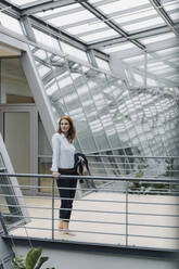 Porträt einer selbstbewussten Geschäftsfrau in einem modernen Bürogebäude - JOSF04194
