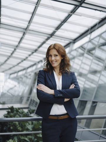 Porträt einer selbstbewussten Geschäftsfrau in einem modernen Bürogebäude, lizenzfreies Stockfoto