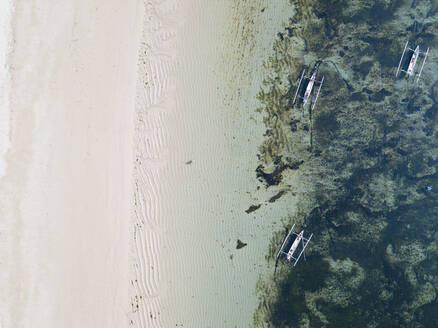 Indonesien, Bali, Nusa Dua Strand, Luftaufnahme von Auslegerbooten, die auf dem Meer verankert sind - KNTF03941