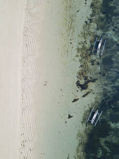 Indonesien, Bali, Nusa Dua Strand, Luftaufnahme von Auslegerbooten, die auf dem Meer verankert sind - KNTF03942